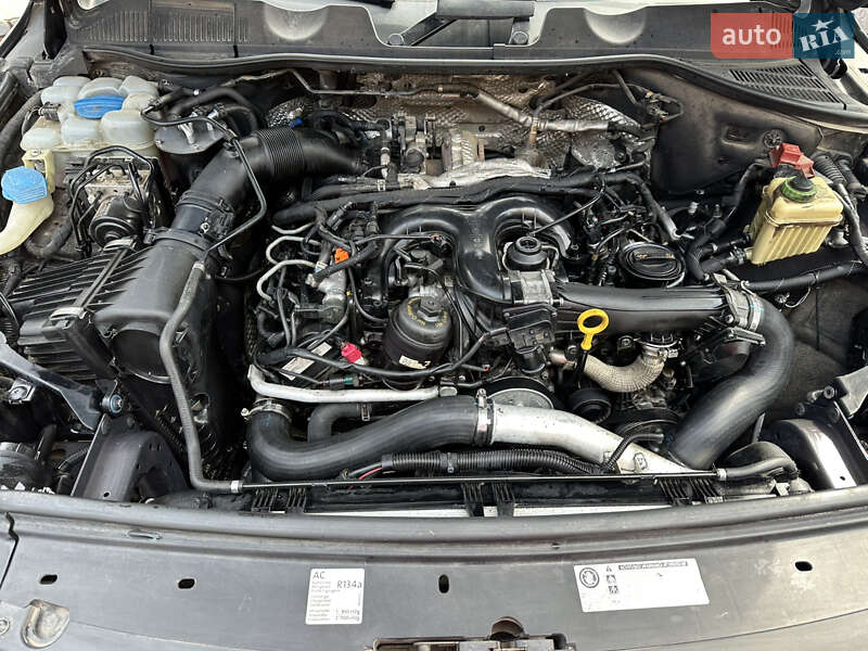 Внедорожник / Кроссовер Volkswagen Touareg 2012 в Николаеве