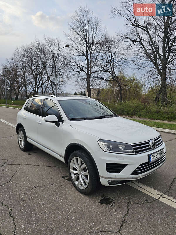 Позашляховик / Кросовер Volkswagen Touareg 2014 в 