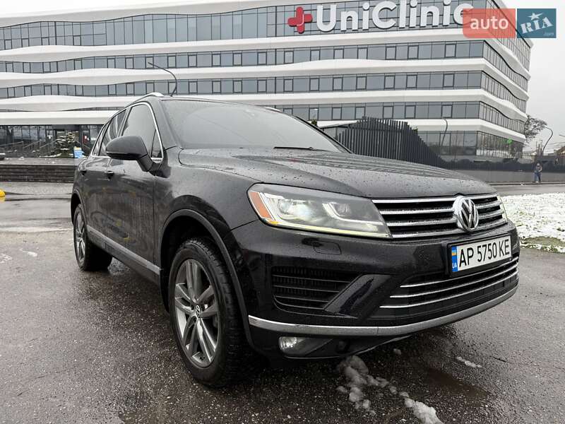 Позашляховик / Кросовер Volkswagen Touareg 2014 в Запоріжжі