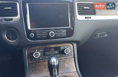 Позашляховик / Кросовер Volkswagen Touareg 2011 в 