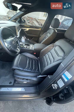 Внедорожник / Кроссовер Volkswagen Touareg 2019 в 