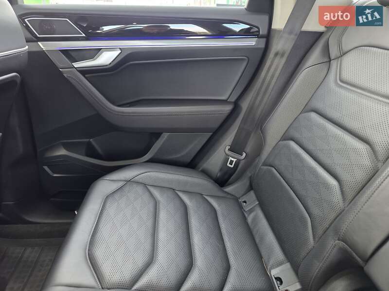 Позашляховик / Кросовер Volkswagen Touareg 2018 в Одесі
