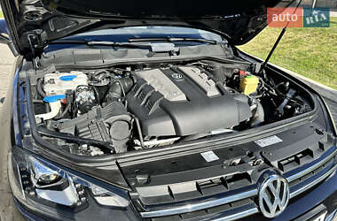 Внедорожник / Кроссовер Volkswagen Touareg 2012 в 