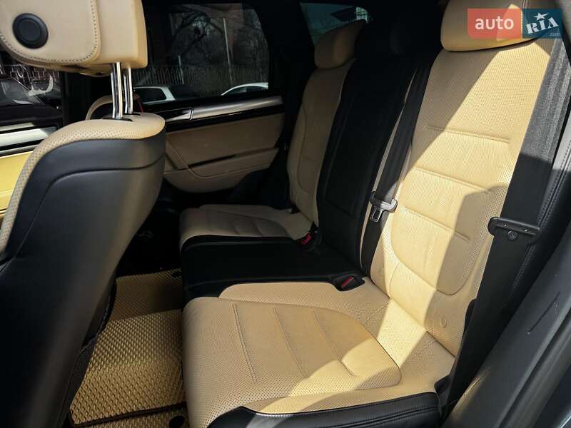 Внедорожник / Кроссовер Volkswagen Touareg 2015 в Харькове