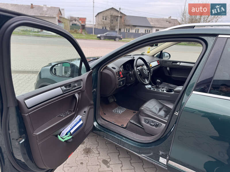 Внедорожник / Кроссовер Volkswagen Touareg 2011 в Нововолынске