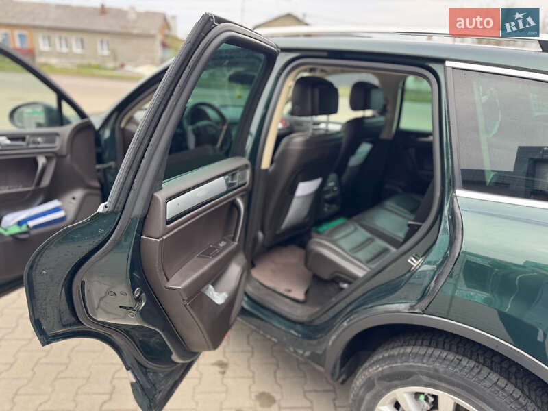 Внедорожник / Кроссовер Volkswagen Touareg 2011 в Нововолынске