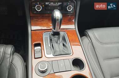 Позашляховик / Кросовер Volkswagen Touareg 2012 в 