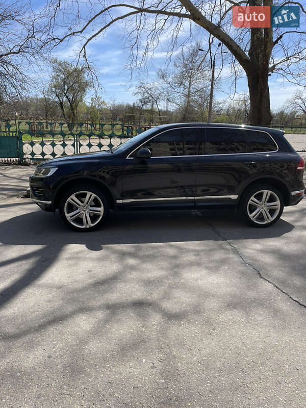 Внедорожник / Кроссовер Volkswagen Touareg 2015 в Николаеве