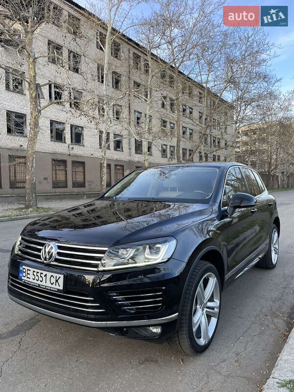 Внедорожник / Кроссовер Volkswagen Touareg 2015 в Николаеве