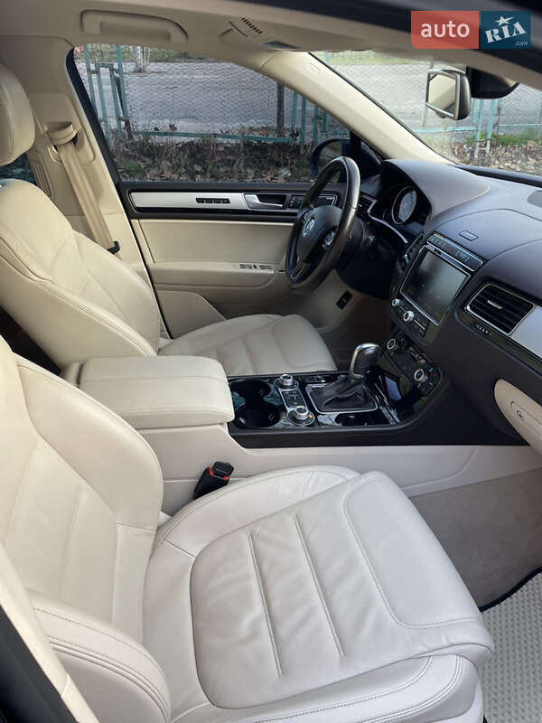 Внедорожник / Кроссовер Volkswagen Touareg 2015 в Николаеве