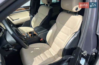 Внедорожник / Кроссовер Volkswagen Touareg 2012 в 