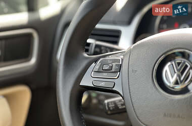 Внедорожник / Кроссовер Volkswagen Touareg 2012 в 
