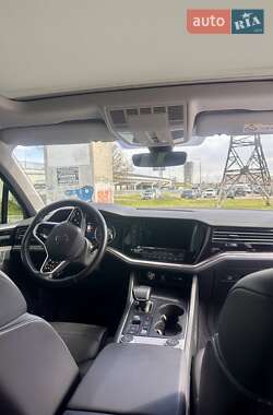 Внедорожник / Кроссовер Volkswagen Touareg 2021 в 