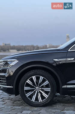Внедорожник / Кроссовер Volkswagen Touareg 2018 в 
