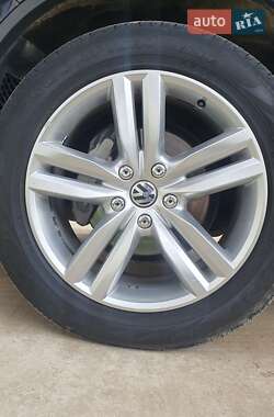 Внедорожник / Кроссовер Volkswagen Touareg 2011 в 