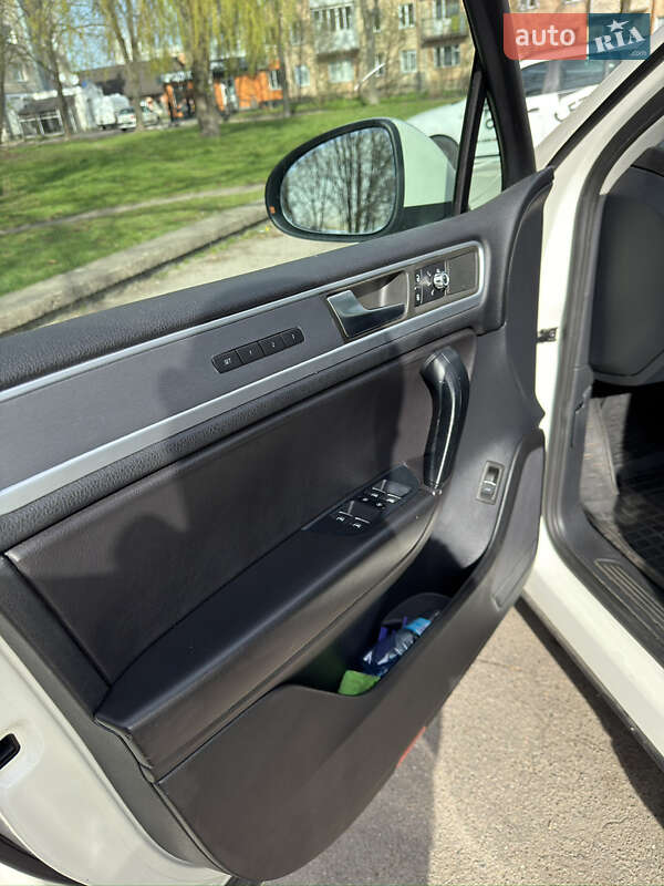 Внедорожник / Кроссовер Volkswagen Touareg 2012 в Ровно