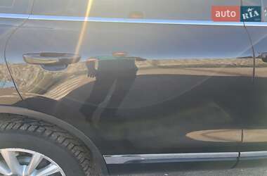 Внедорожник / Кроссовер Volkswagen Touareg 2012 в 