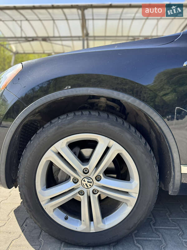 Внедорожник / Кроссовер Volkswagen Touareg 2014 в Киеве