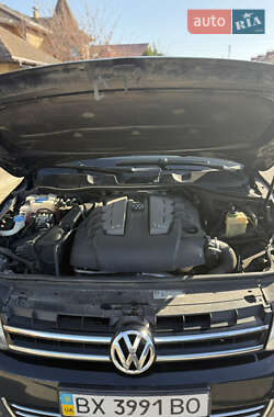 Позашляховик / Кросовер Volkswagen Touareg 2012 в 