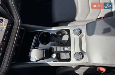 Внедорожник / Кроссовер Volkswagen Touareg 2019 в 