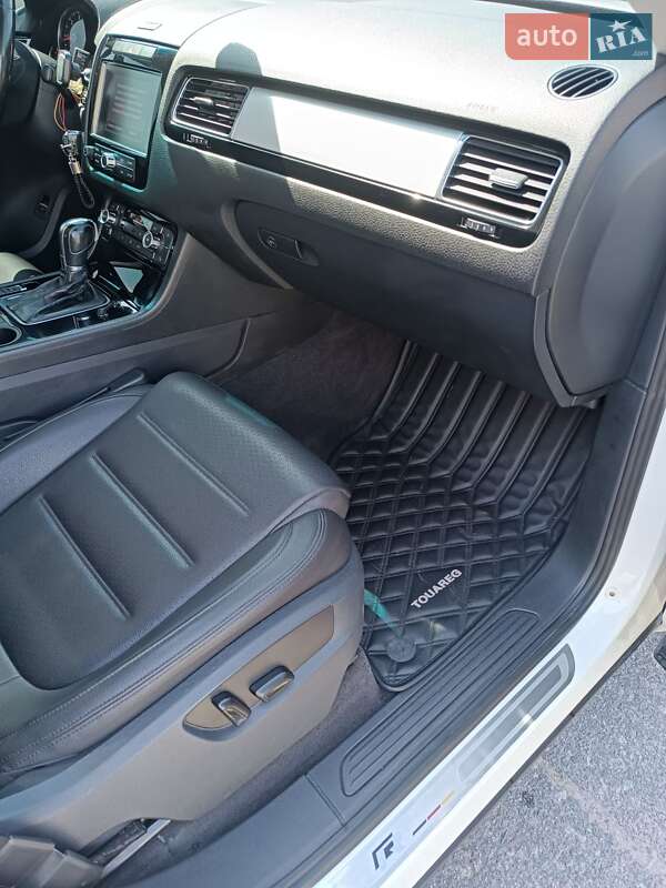 Внедорожник / Кроссовер Volkswagen Touareg 2011 в Днепре