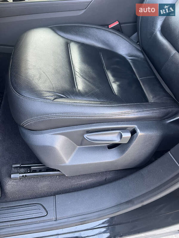 Внедорожник / Кроссовер Volkswagen Touareg 2015 в Каменец-Подольском