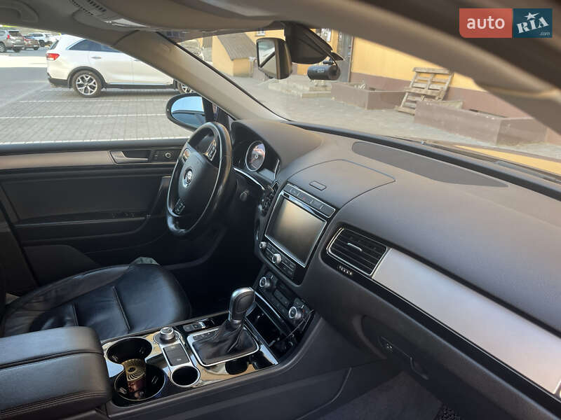 Внедорожник / Кроссовер Volkswagen Touareg 2015 в Каменец-Подольском