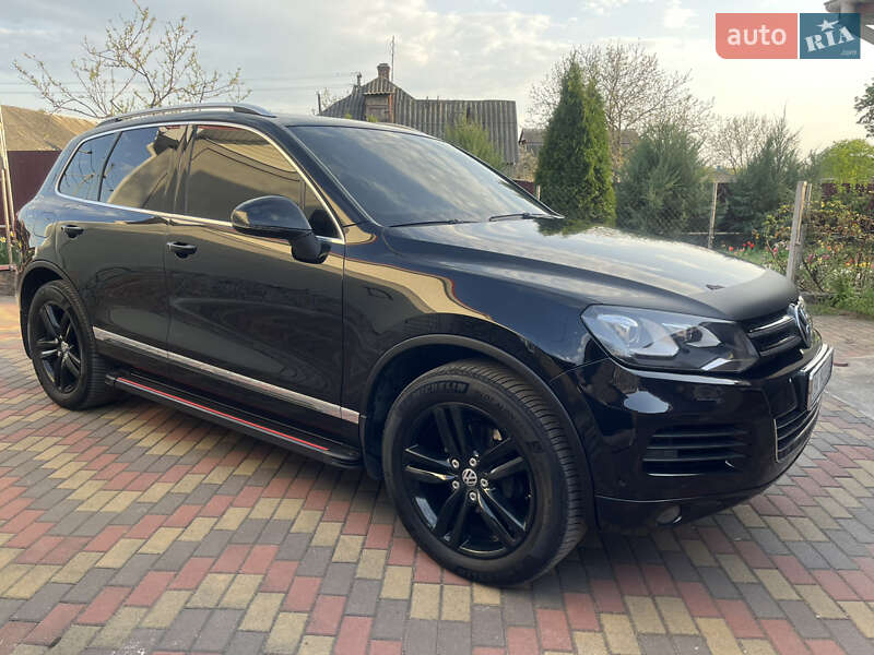 Внедорожник / Кроссовер Volkswagen Touareg 2012 в Новоукраинке