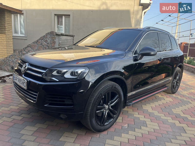 Внедорожник / Кроссовер Volkswagen Touareg 2012 в Новоукраинке