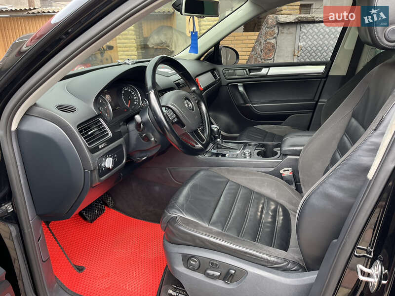 Внедорожник / Кроссовер Volkswagen Touareg 2012 в Новоукраинке