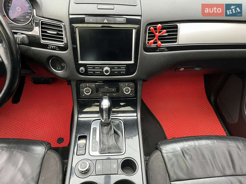 Внедорожник / Кроссовер Volkswagen Touareg 2012 в Новоукраинке