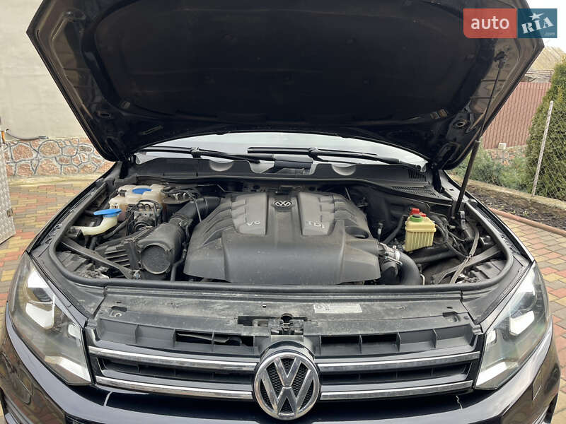 Внедорожник / Кроссовер Volkswagen Touareg 2012 в Новоукраинке