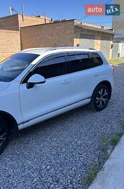 Позашляховик / Кросовер Volkswagen Touareg 2014 в 