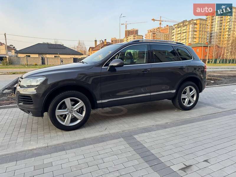 Внедорожник / Кроссовер Volkswagen Touareg 2011 в Киеве