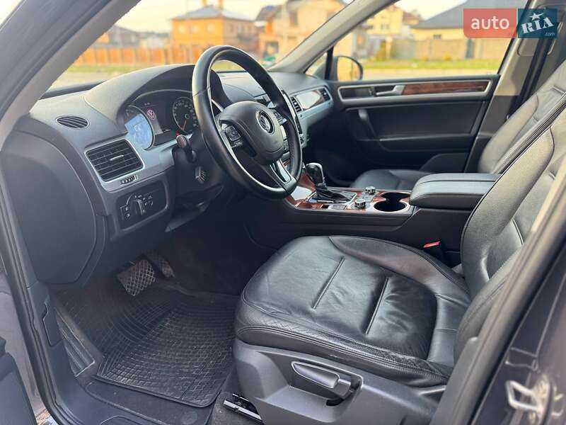 Внедорожник / Кроссовер Volkswagen Touareg 2011 в Киеве