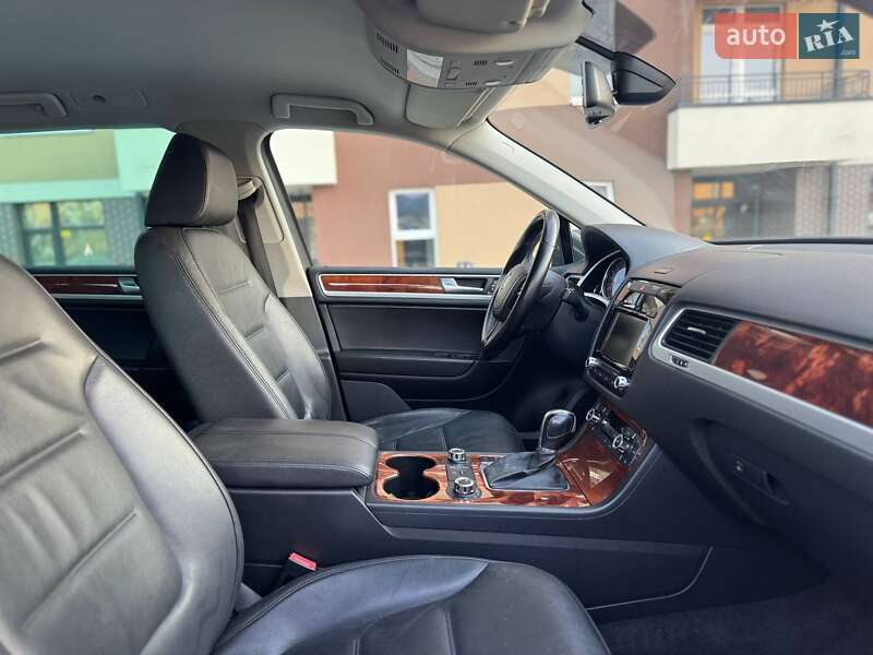 Внедорожник / Кроссовер Volkswagen Touareg 2011 в Киеве