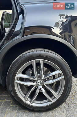 Внедорожник / Кроссовер Volkswagen Touareg 2012 в 