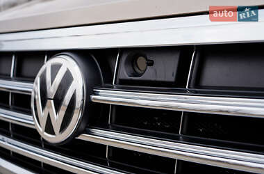 Внедорожник / Кроссовер Volkswagen Touareg 2019 в 