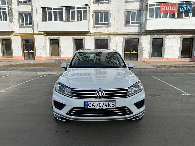 Позашляховик / Кросовер Volkswagen Touareg 2015 в Умані