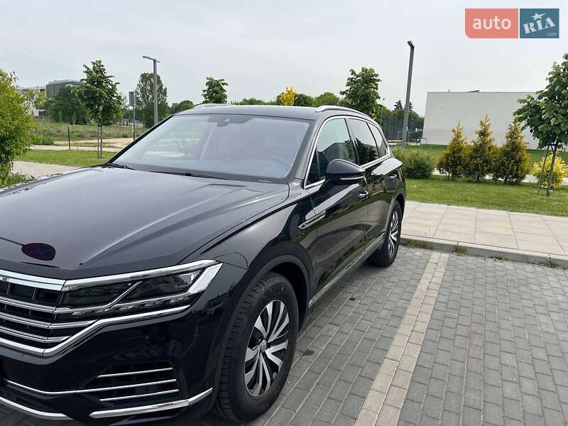 Позашляховик / Кросовер Volkswagen Touareg 2018 в Києві