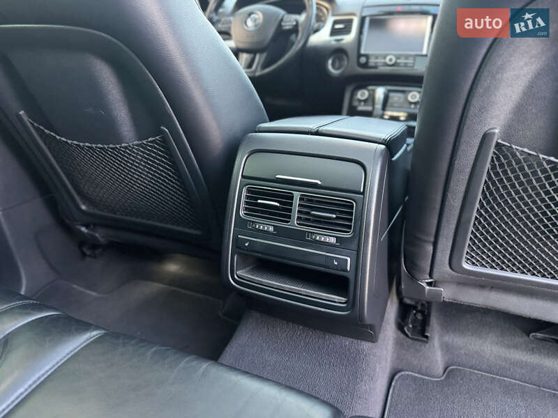 Внедорожник / Кроссовер Volkswagen Touareg 2011 в Львове