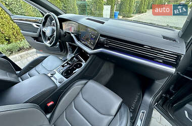 Позашляховик / Кросовер Volkswagen Touareg 2020 в 