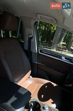 Позашляховик / Кросовер Volkswagen Touareg 2013 в 