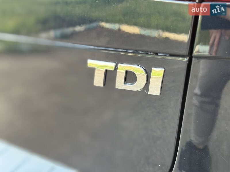 Позашляховик / Кросовер Volkswagen Touareg 2015 в Радивиліві