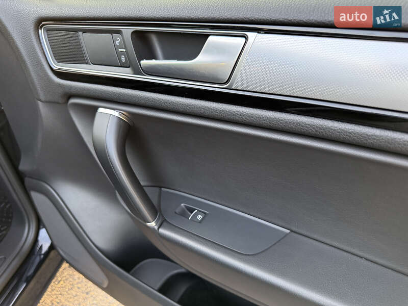 Позашляховик / Кросовер Volkswagen Touareg 2015 в Радивиліві