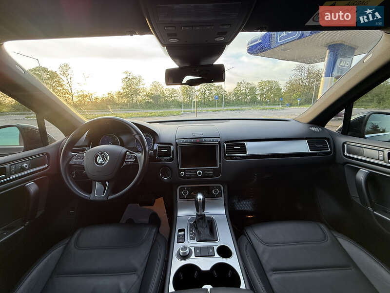 Позашляховик / Кросовер Volkswagen Touareg 2015 в Радивиліві