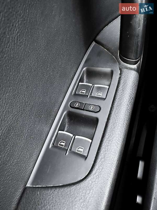 Внедорожник / Кроссовер Volkswagen Touareg 2011 в Николаеве