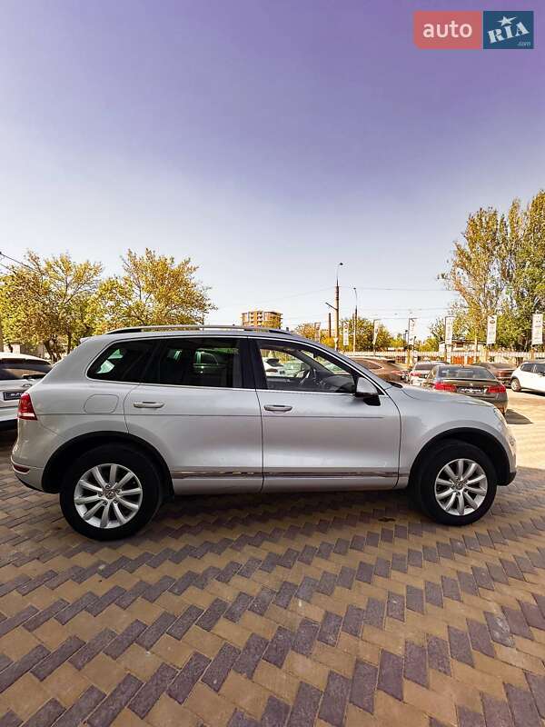 Внедорожник / Кроссовер Volkswagen Touareg 2011 в Николаеве