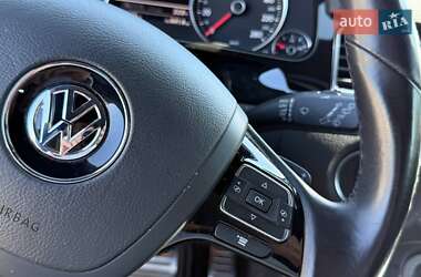 Внедорожник / Кроссовер Volkswagen Touareg 2017 в 