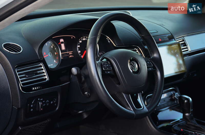 Позашляховик / Кросовер Volkswagen Touareg 2014 в Дніпрі